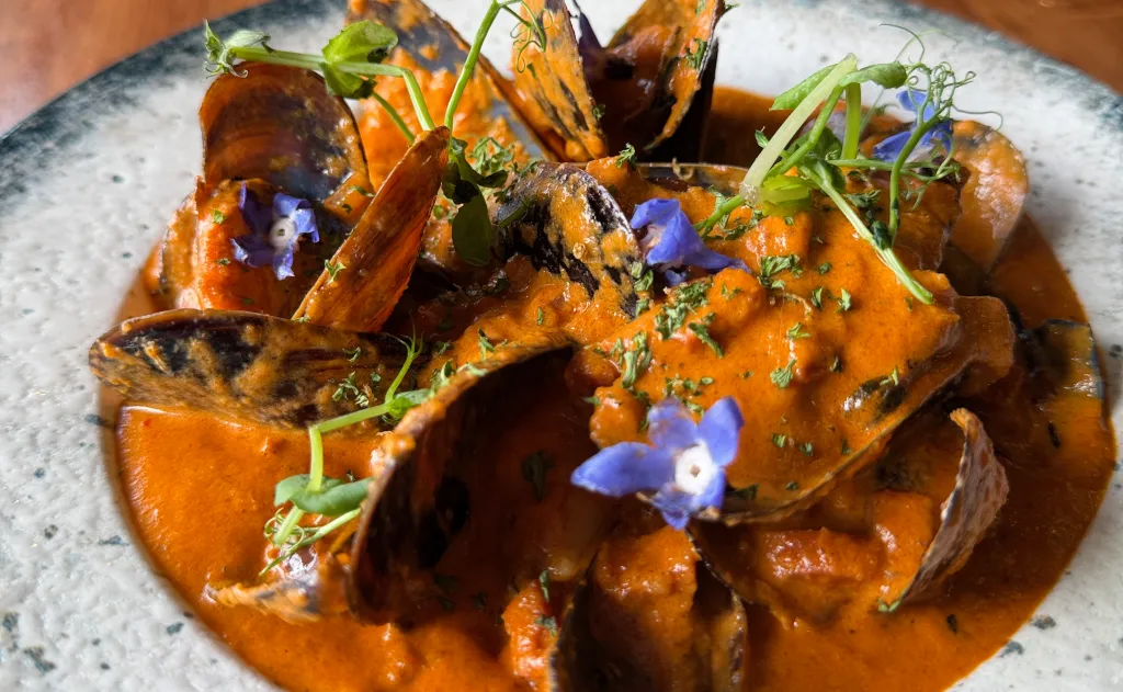 Whole Shell Mussels (6)